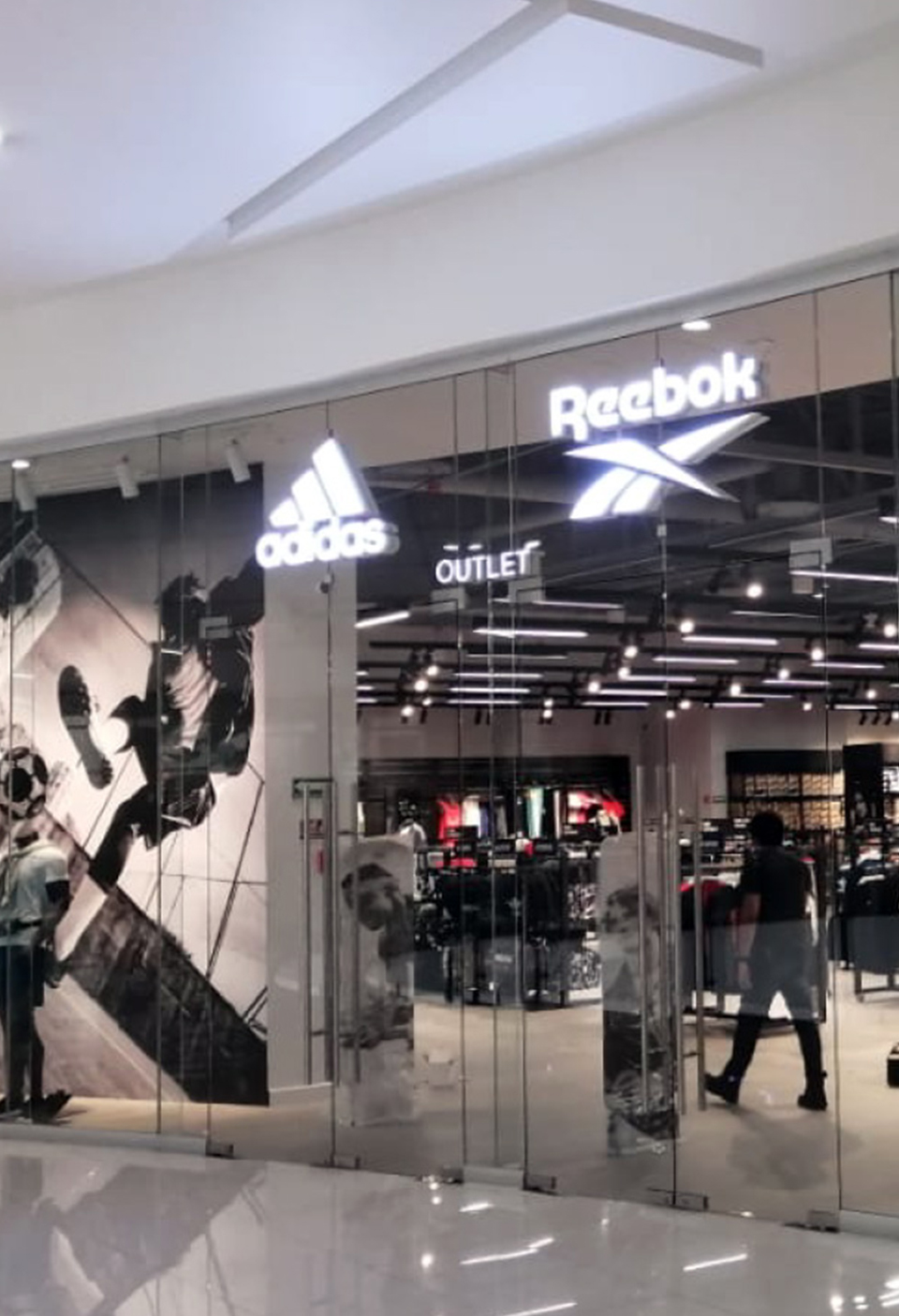 ADIDAS PLAZA AEROPUERTO